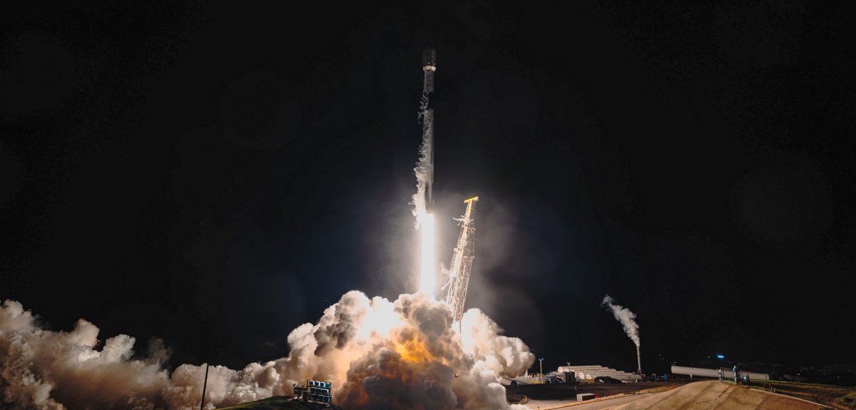 SpaceX lands both Falcon 9 boosters in cross-country doubleheader, adds 54 Starlink satellites