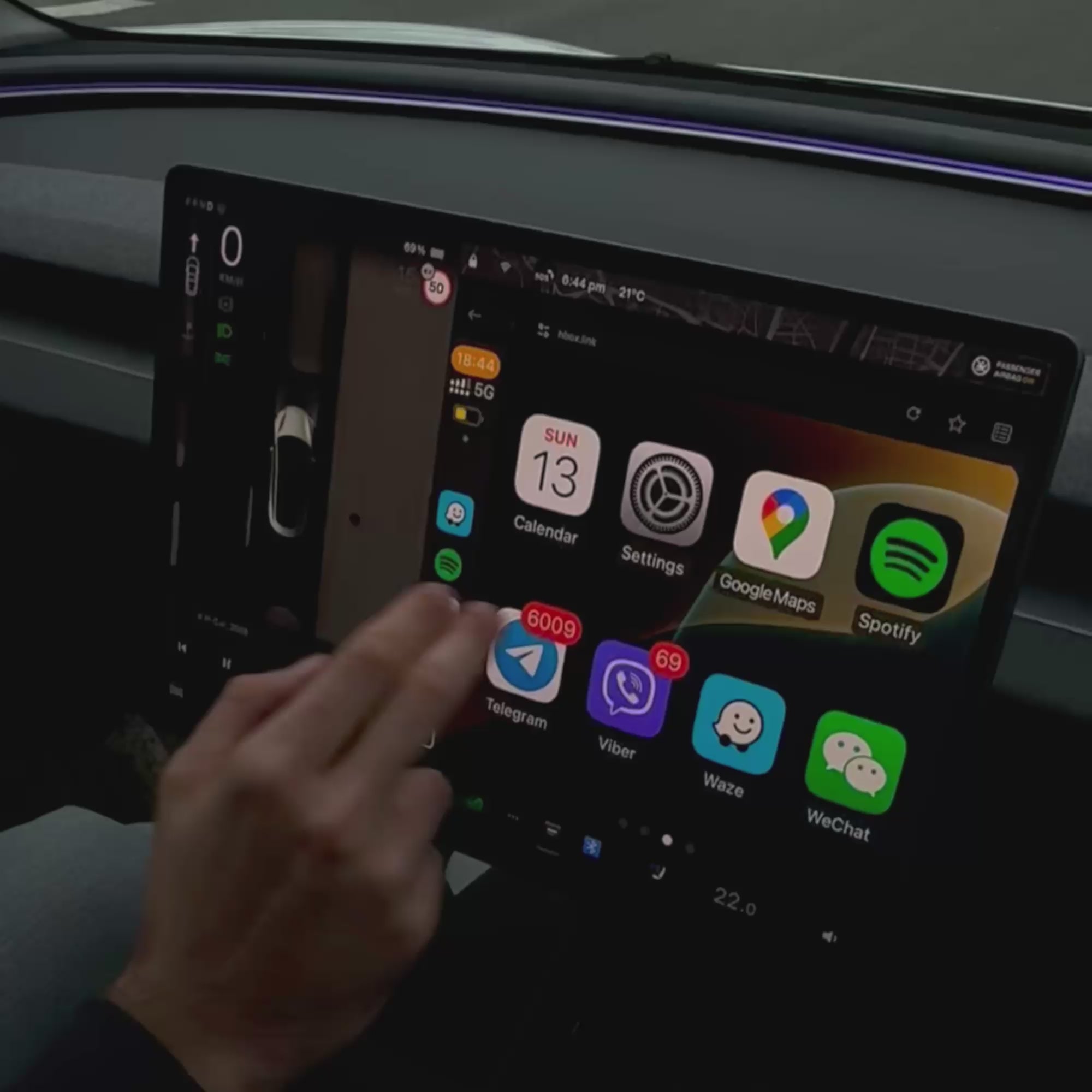 Teslahubs™ Space Box – CarPlay für Y, 3, S, X, Cybertruck