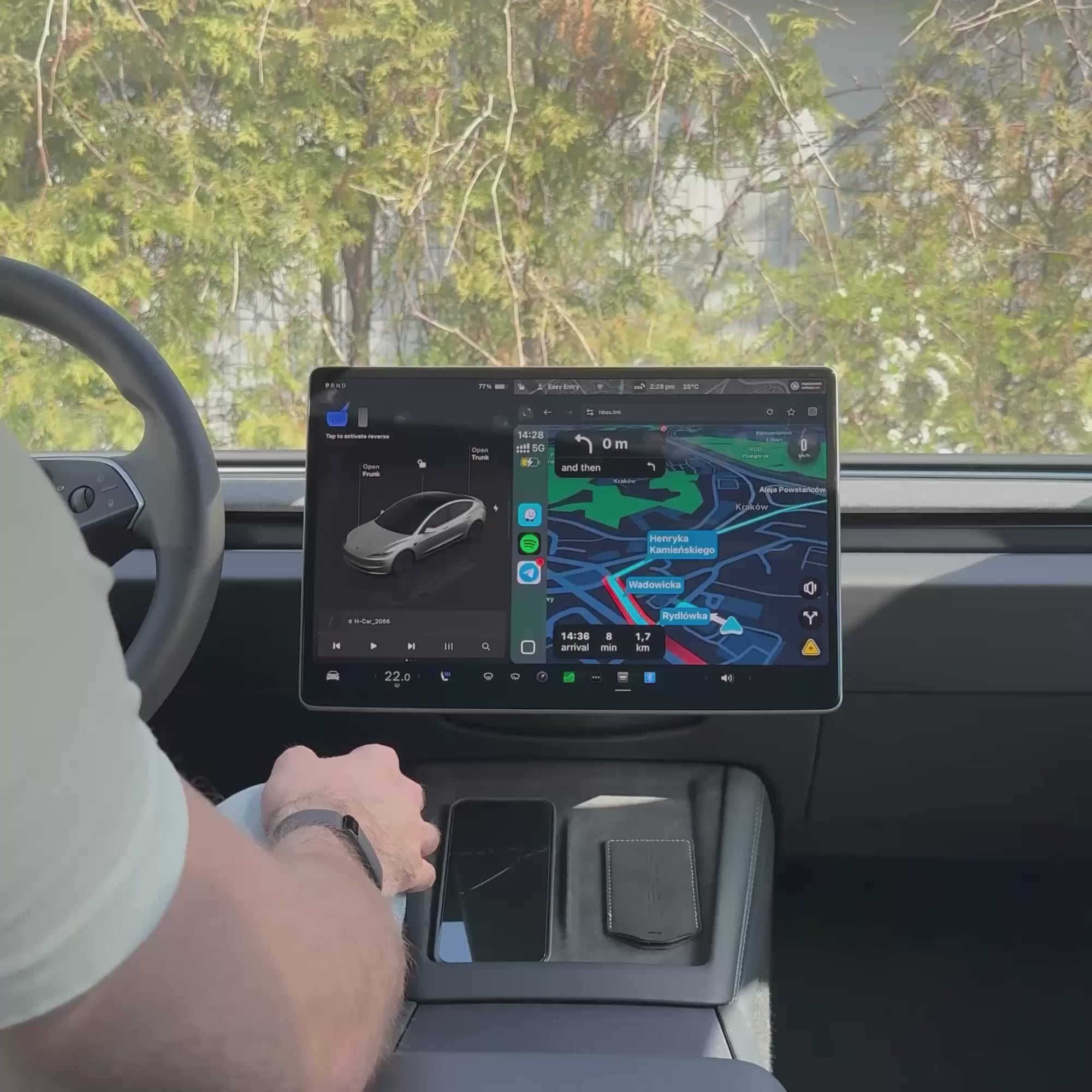 Teslahubs™ Space Box – CarPlay für Y, 3, S, X, Cybertruck