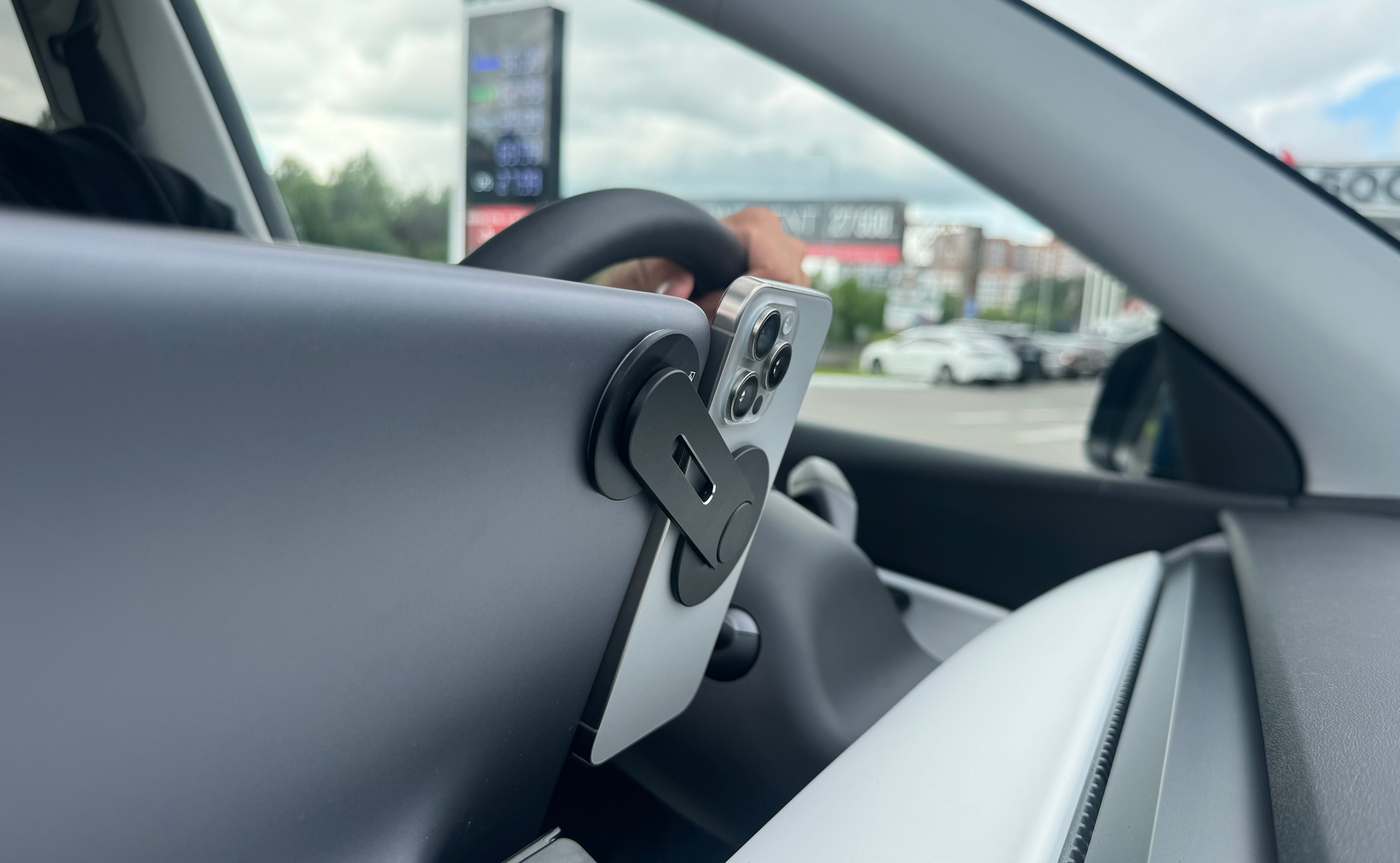 The Ultimate Guide to the Best Smartphone Holders for Your Tesla