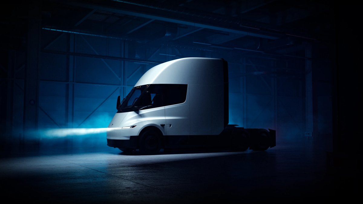 Tesla Announces Specs for the Tesla Semi