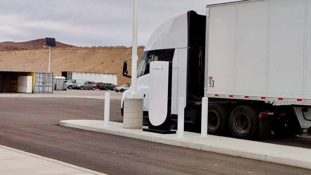 Tesla Gets Its Largest Order for Tesla Semis