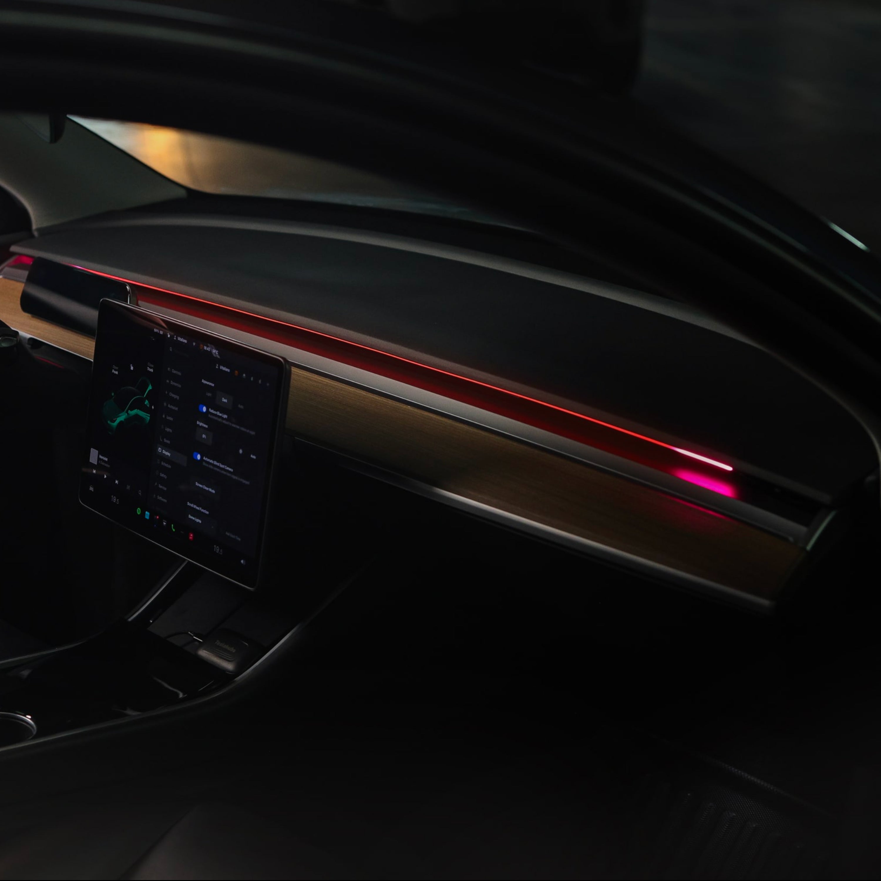 TeslaHubs™ RGB Armaturenbrettbeleuchtung mit BLIS